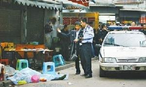被兒子殺害的老兩口倒在小路邊,警方正在勘察案發(fā)現(xiàn)場(chǎng)