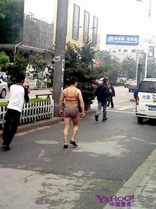 漁網哥漫步街頭,似勝閑庭信步