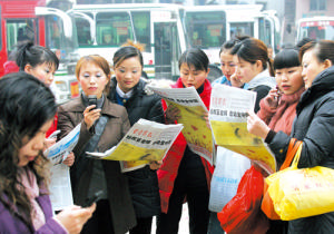 重慶南坪車站，市民被豆老師無私奉獻精神所感動，正在發愛心捐助短信