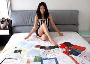 炫證女在床上展示其獲得的各種證書
