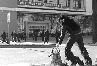 考試結束后,陳曉原在考場外淚如雨下