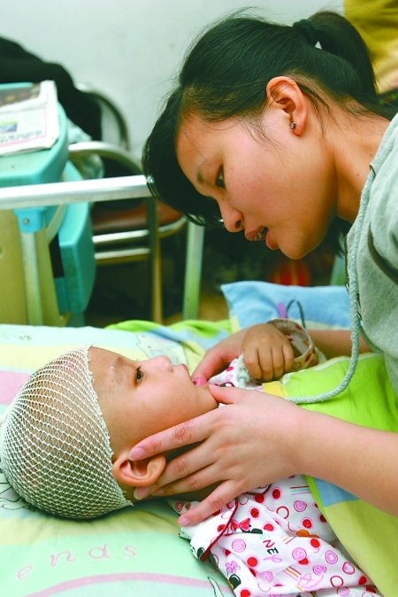 小雅琳開口喊了聲媽媽 李春燕淚流滿面(圖)