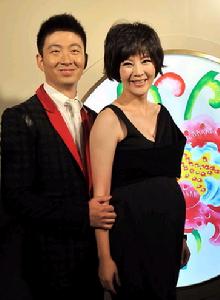劉孜被疑出國待產 挺大肚與老公機場秀恩愛