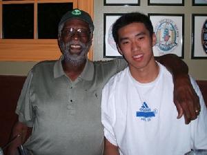(圖)2005年赴美留學(xué),徐詠和NBA傳奇明星拉塞爾合影