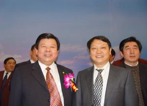 (圖)黃衛(wèi)接見公司董事長(左一)