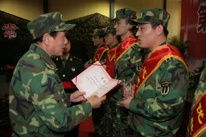 2008年9月，魏鳳和為二炮軍事技術(shù)大比武選手頒發(fā)證書