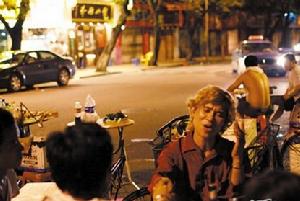 微閉著眼,與粉絲拉著手,炒螺明邊唱歌,邊在回答著別人對(duì)他的各種問(wèn)題