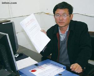 執行法官趙書軍在展示被“維穩”的法院執行案證據。