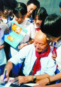 1998年,師昌緒在學校作報告后為學生簽名
