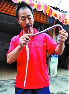 羅忠林從小愛生吃活蛇
