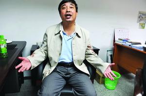 傷人的倪順義攤開雙手為自己辯解,兩只袖子上還沾有血跡