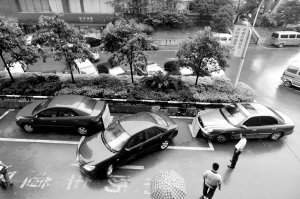 在將車停靠在與車身等長的固定位置