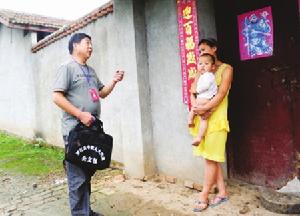 李國喜在村里調研