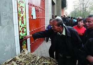 墻上留有警方勘察筆跡