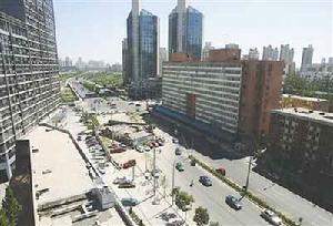 原本為方便市民出行而修建的道路,現在卻因“釘子戶”很難“方便”起來