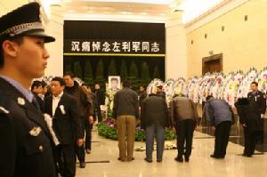 北京市公安局800余名民警代表和200余名自發組織的群眾趕到八寶山殯儀館與左利軍做最后的道別。