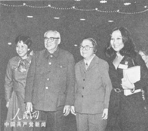 (圖)廖承志、鄧穎超和孫穗芳、孫穗芬在一起