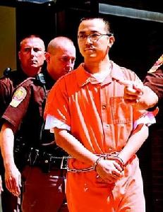 朱海洋出庭參加初步聽證后離開蒙哥馬利郡法院