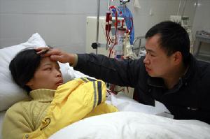 2009年12月9日朱海華又攢夠了一次透析的費用,妻子上機接受治療后,臉色終于好了一些,朱海華憐愛的為妻子捋了捋頭發。