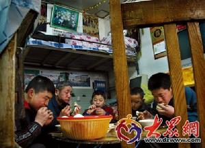 鄭承鎮(zhèn)操持著9個孩子的生活