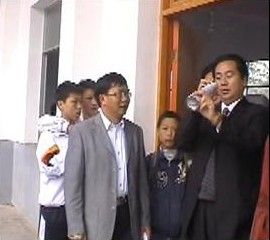 楊昌明在學(xué)校視察