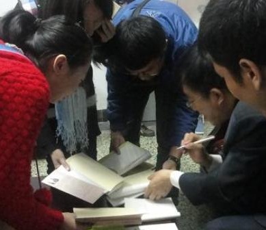 王洪林在為學生簽名贈書