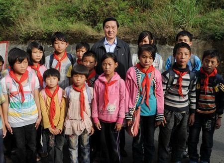 溫情一刻：省委書記劉奇葆與涼山州鹽源縣平川小學的孩子們合影留念