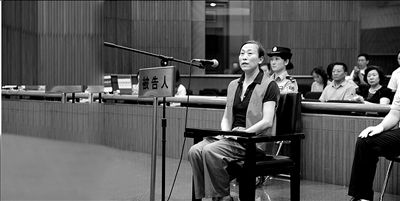 被告人石永怡在市一中院受審。本報通訊員張笑銘攝