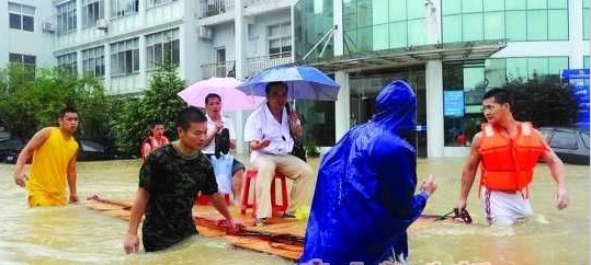 微博熱傳“武漢質監(jiān)局領導出行四人抬轎”圖片