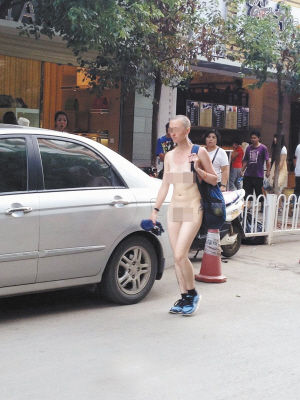 外國裸女昆明街頭散步 