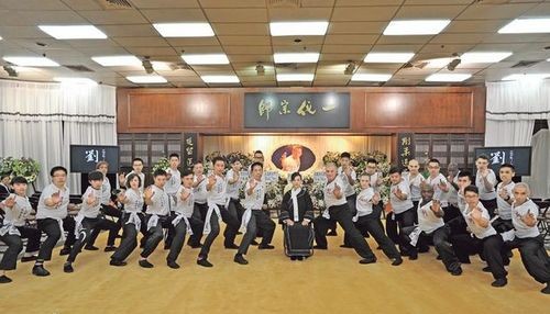 九大門派送行