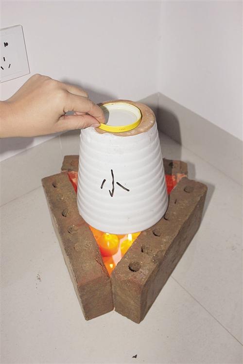 大學生用蠟燭花盆自制取暖神器 40分鐘升溫12.5℃