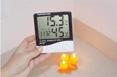 2.點燃4根蠟燭,上面不扣花盆。半個小時后,室溫為15.3℃。相比扣罩花盆后的溫度,有一定的差距【見圖16】。