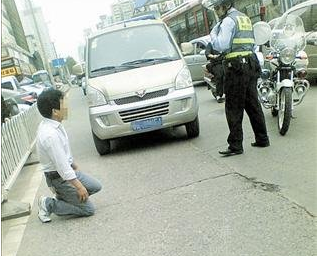 司機向交警下跪原因