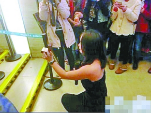 女子跪地求婚