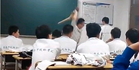 青島技師學(xué)院老師打人
