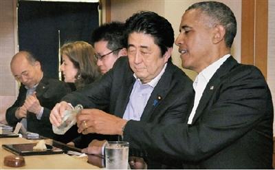 安倍為奧巴馬斟酒