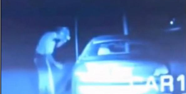 巡警疑似被外星人攻擊