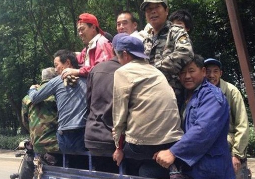 三輪摩托載17人
