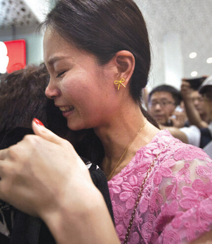 母女失散25年重逢喜極而泣