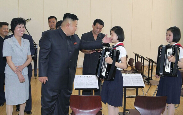 金正恩摸女生