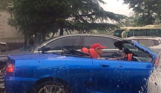 土豪雨中開敞篷車