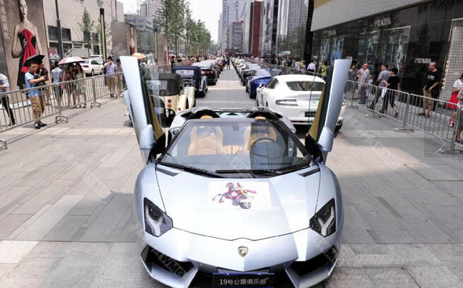 百輛豪車聚集春熙路