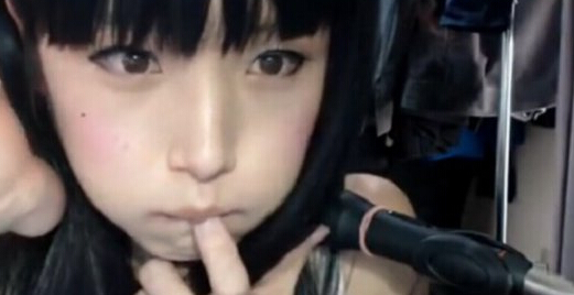 小伙化裝成女中學生