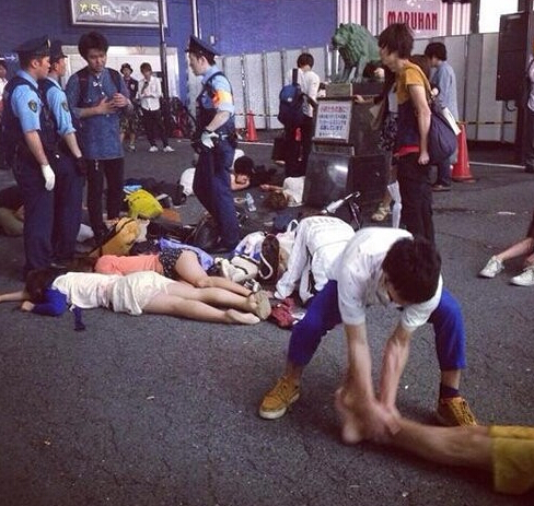 東京新宿女生集體昏倒