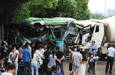 攪拌車撞公交