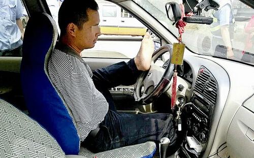 無臂哥雙腳駕車
