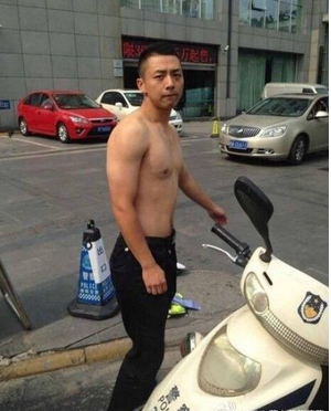 交警脫衣罵人