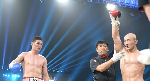 一龍鐵腿踢飛泰拳王