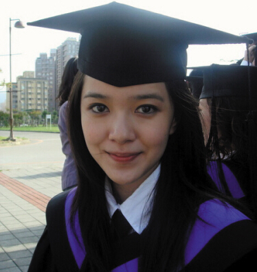 郭采潔大學(xué)畢業(yè)照